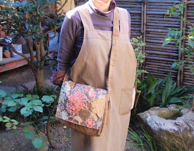 つむぎの古布をリメイクして作った肩掛けバッグです。 上質なつむぎの生地に暖かい色合いの刺繍を施したバッグは、使い込むほど柔らかく馴染んでいきます。 手作りの一点もののため、現品限りとなります。